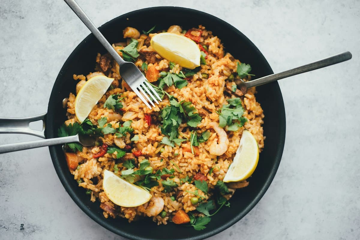 Rice bowl with protein and vegetables